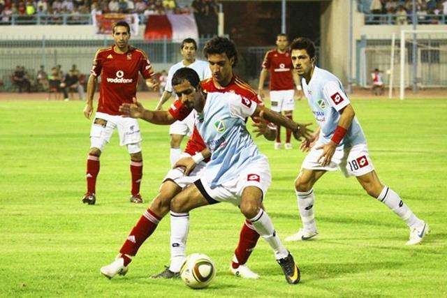 محمد جراغ (الاول من اليمين) بقميص السالمية في لقاء ودي مع الاهلي