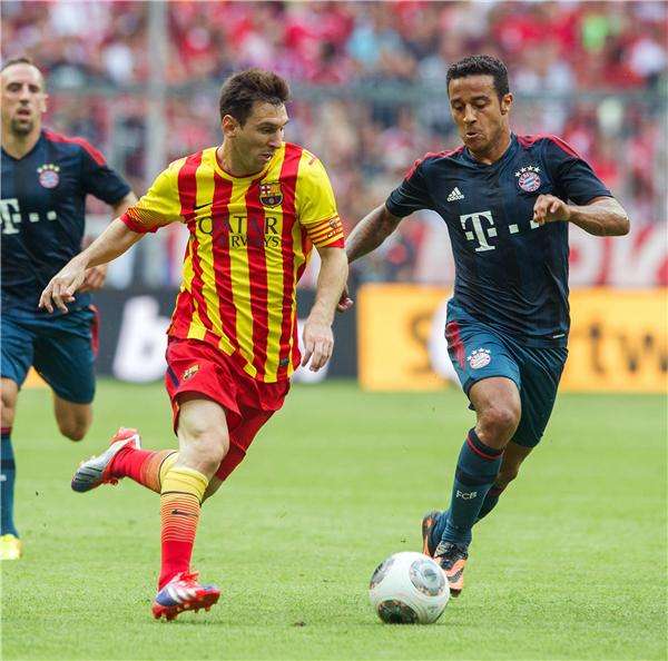 زملاء الأمس ليونيل ميسي وألكانتارا في مباراة برشلونة وبايرن ميونيخ