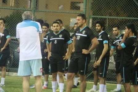 الروماني ميهاي وعمرو زكي وباقي لاعبي السالمية خلال التدريب
