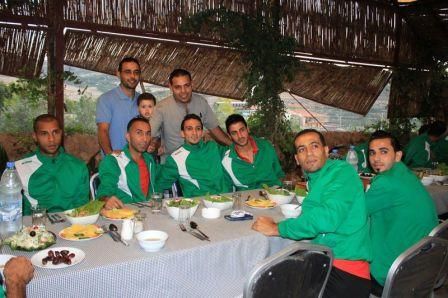 لاعبو الوحدات يتناولون وجبة الإفطار في جرش