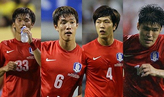 الدفاع الكوري من اليمين كيم تشانج سو - كيم يونج غون - هونج جيونغ هو - كيم جين سو