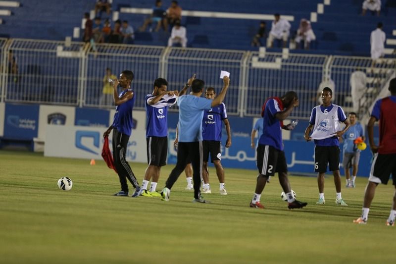 الجابر يوجه لاعبيه في تدريب الأمس