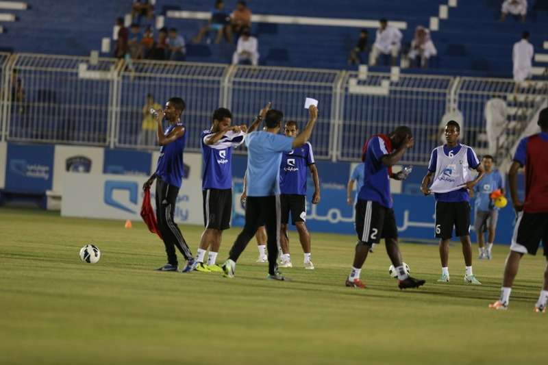الجابر يوجه لاعبيه في تدريب الأمس