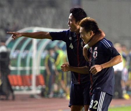 سايتو يحتفل مع زميله ريوتا موريواكي بعد تسجيله الهدف الأول