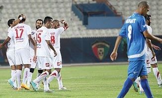 فرحة لاعبي الكويت بهدف عصام جمعة في مرمى الازرق الاولمبي