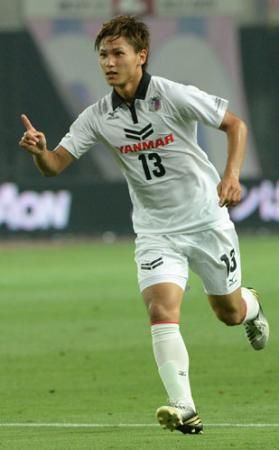 تاكومي مينامينو يحتفل بعد تسجيله الهدف الثاني بمرمى مانشستر يونايتد