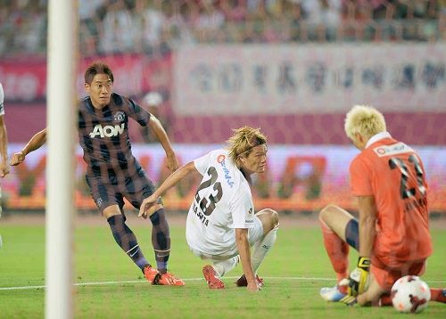 نجم مانشستر يونايتد الياباني شينجي كاجاوا عند تسجيله هدف التعادل