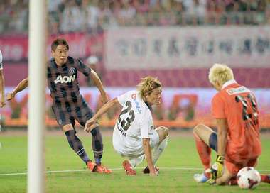 نجم مانشستر يونايتد الياباني شينجي كاجاوا عند تسجيله هدف التعادل