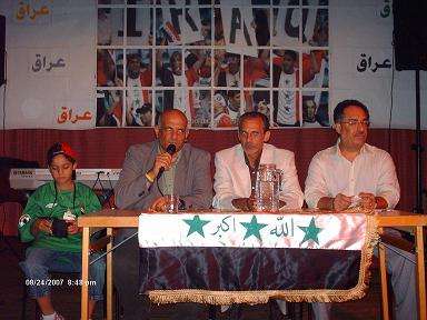 السيد فييرا (في الوسط) يدلي بتصريحاته الصحفية برفقة الخبير علي الحسناوي (اليسار)