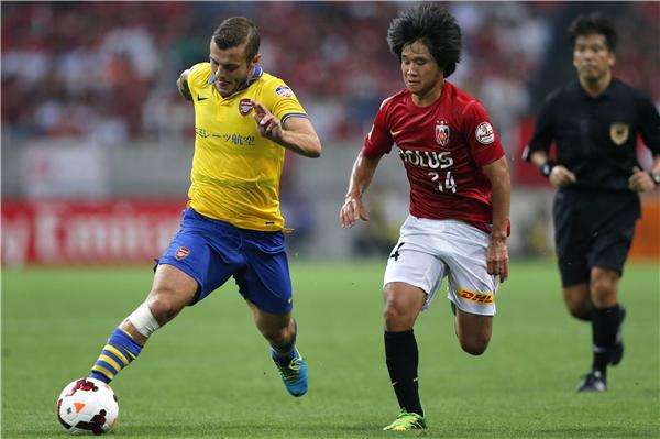 ناوكي يامادا ( يمين ) في لقاء آرسنال