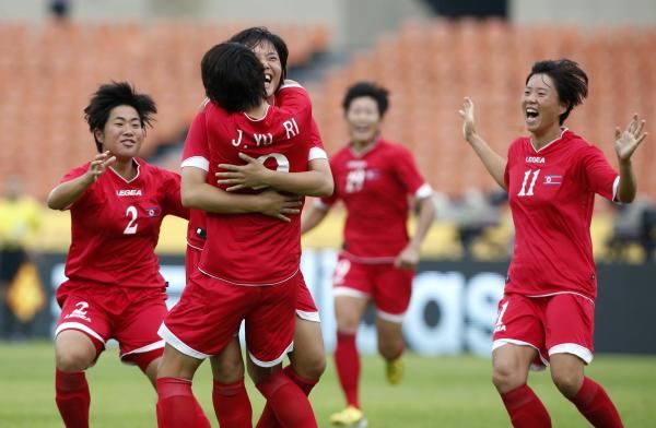 فرحة لاعبات كوريا الشمالية بعد فوزهن على منتخب الصين