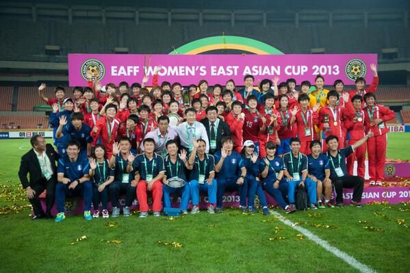 صورة جماعية للاعبات كوريا الجنوبية والشمالية في منصة التتويج