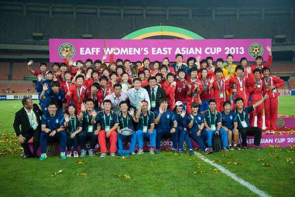 صورة جماعية للاعبات كوريا الجنوبية والشمالية في منصة التتويج