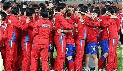 لاعبات الدولتين يتبادلن التبريكات والتهاني بعد المباراة