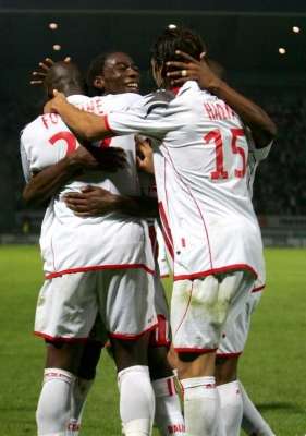 لاعبوا فريق نانسي يحتفلون بالهدف الرابع في مرمى أوزير