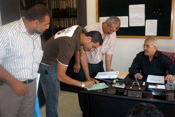 لحظة توقيع عامر شفيع العقد