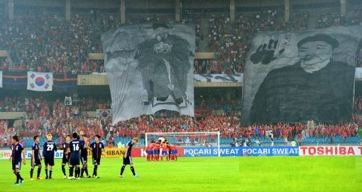 الجماهير الكورية الجنوبية قامت برفع صورة لجنرال قتل رئيس وزراء اليابان السابق