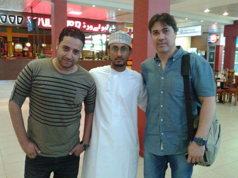 أشرف قاسم (يمين) لدى وصوله 