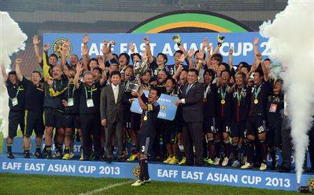 لاعبو منتخب اليابان يحتفلون بكأس شرق آسيا 2013 أمس الأحد