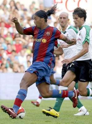 رونالدينهو و رفقائه لم يستطيعوا تحقيق سوى التعادل في أولى مباريات الليغا