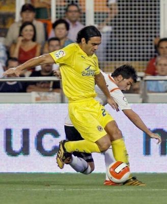 لاعب فالنسيا دافيد فيا (الى الخلف) يصارع على الكرة مع لاعب فياريال فوينتيس
