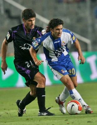 لاعب اسبانيول كورو (الى اليمين) يجتاز لاعبي بلد الوليد دورادو