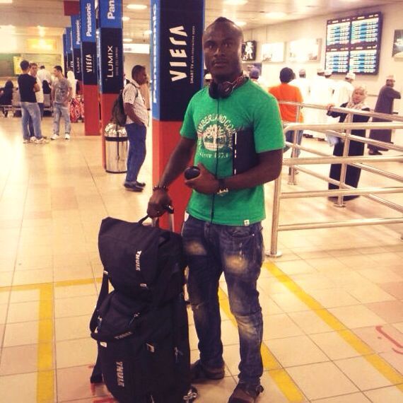 لورانس لدى وصوله مطار مسقط