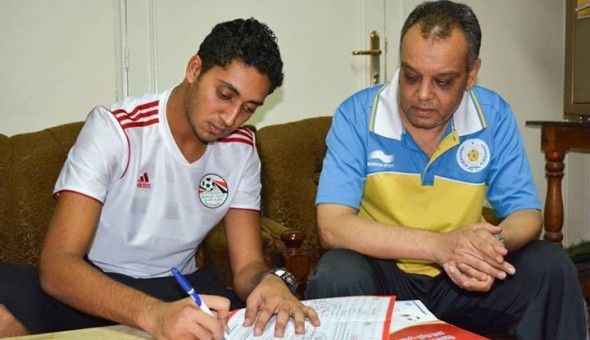 علاء عاطف خلال التوقيع