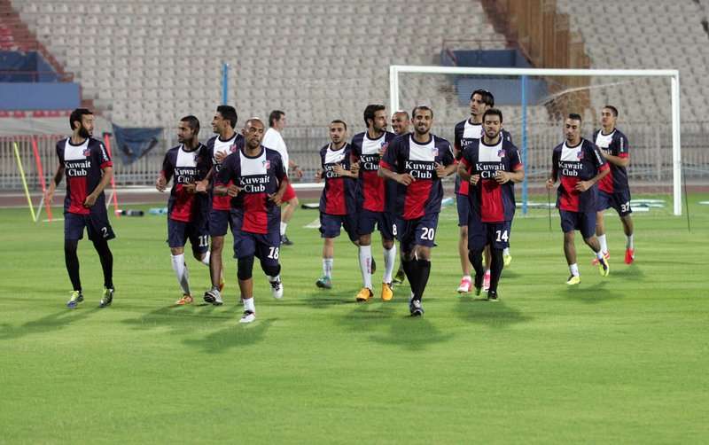 لاعبو الكويت الكويتي يستعدون لمواجهة الاهلي السعودي