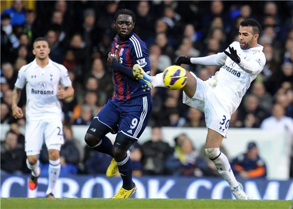 ستيفن كولكر "إلى اليمين" بقميص توتنهام