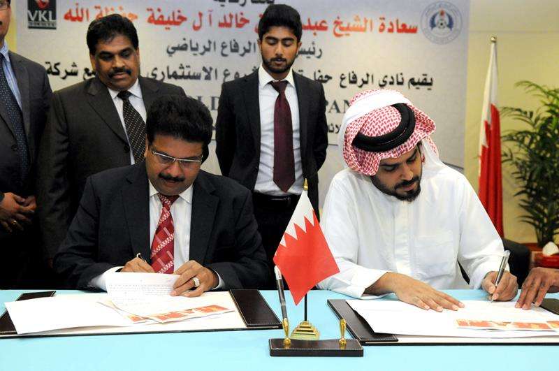 الشيخ عبدالله بن خالد يوقع الاستثمار الثاني لنادي الرفاع