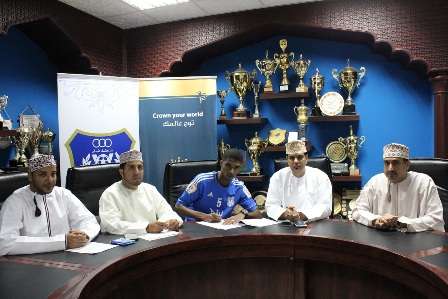 الفارسي خلال توقيع العقد