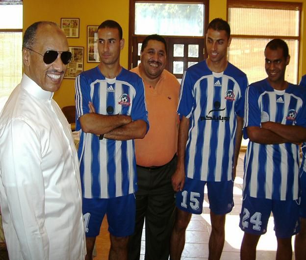 بن همام يصافح لاعبين شباب الاردن وابتسامة لعدسة كووورة 