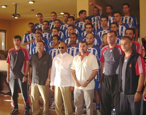رئيس الاتحاد الاسيوي في صورة جماعية مع الجهاز الفني والاداري ولاعبين شباب الاردن