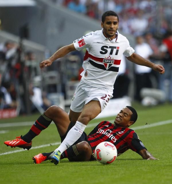 دوجلاس لاعب ساو باولو يمر من مدافع ميلان ايمانيلسون 