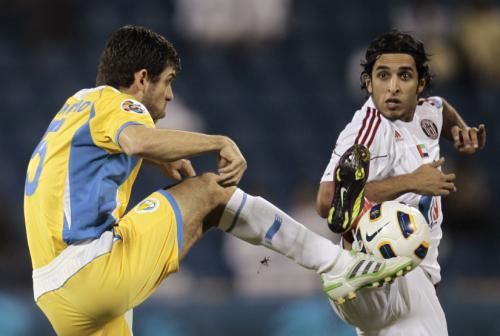 علي مبخوت "إلى اليمين" أحرز هدف الجزيرة