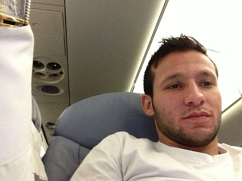 مصعب اللحام لحظة تواجده بالطائرة للعودة إلى عمان 