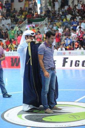 خالد الروضان يقلد لويس فيجو بشت دورة الروضان