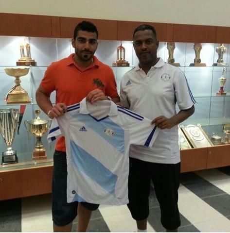 إبراهيم لطف الله يحمل قميص النجمة وبجواره المدرب خالد الحربان