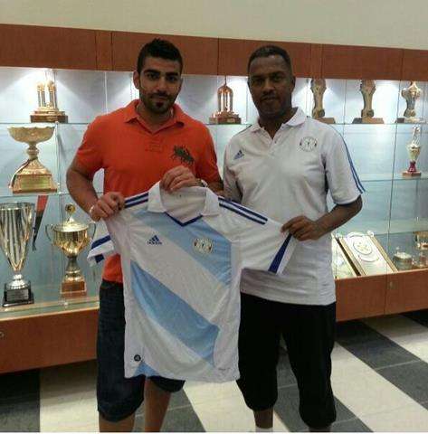 إبراهيم لطف الله يحمل قميص النجمة وبجواره المدرب خالد الحربان