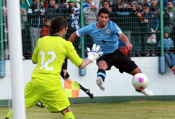 الحارس التشيلي في مواجهة سابقه أمام سواريز مهاجم منتخب أوروجواي 