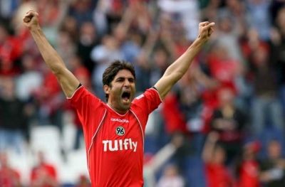 الأيراني وحيد هاشمسان لاعب هانوفر يحتفل بالهدف الثالث والثمين لفريقه على بوخوم