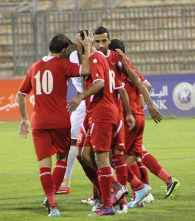 عبد الفتاح يتلقى تهنئة زملائه بالهدف