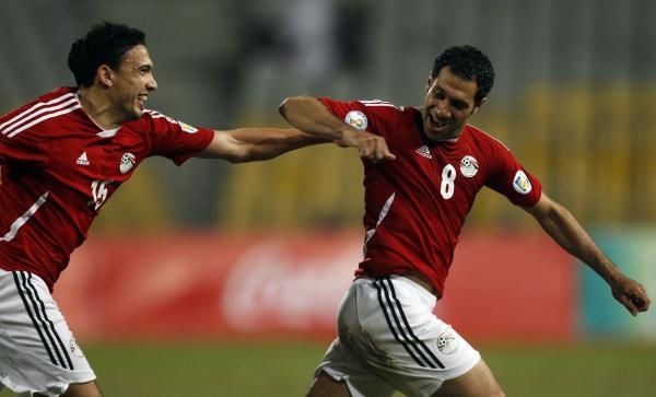 حسني عبد ربه بقميص المنتخب المصري مع زميله جدو