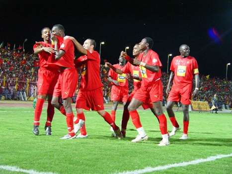 فرحة لاعبي المريخ بهدف مجاهد الاول ( صورة خاصة لكووورة )