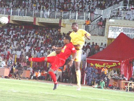 عبد الحمدي السعودى وكرة مشتركة في الهواء (صورة خاصة لكووورة )