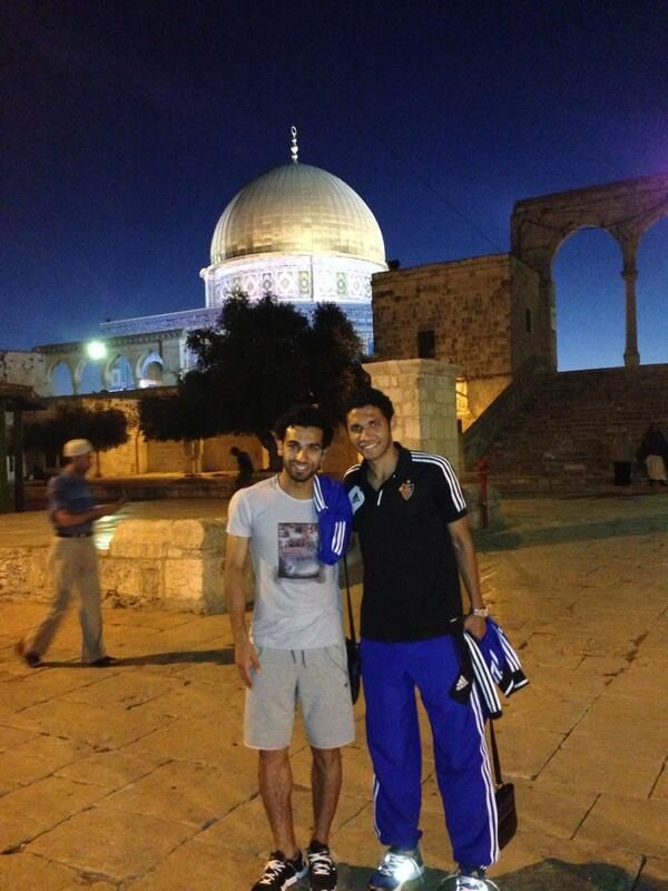 محمد صلاح ومحمد النني أمام مسجد قبة الصخرة