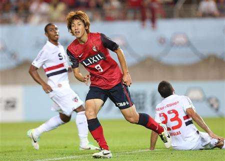 الياباني يويا اوساكو بعد إحرازه الهدف الأول بمرمى ساو باولو البرازيلي