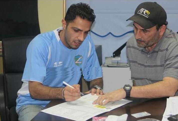 لحظة توقيع نجم العربي السابق محمد جراغ للسالمية