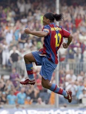 فرحة رونالدينهو باحد هدفيه في مرمى بيلباو